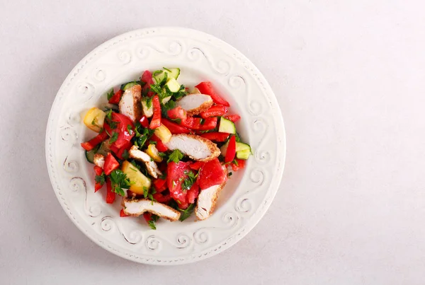 Салат с ломтиками куриного филе — стоковое фото