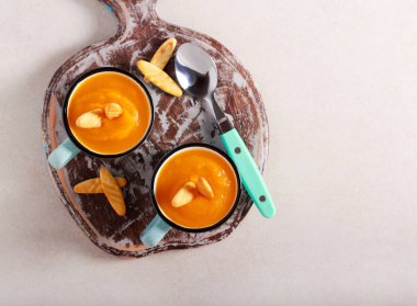 Kabak çorbası püresi servis edilir 