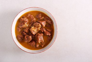 sığır eti güveç sos ile 