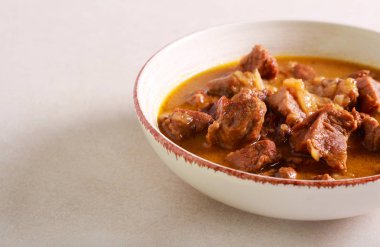 sığır eti güveç sos ile 