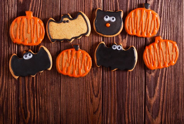 Halloweenowe ciasteczka na ciemnym drewnianym tle — Zdjęcie stockowe
