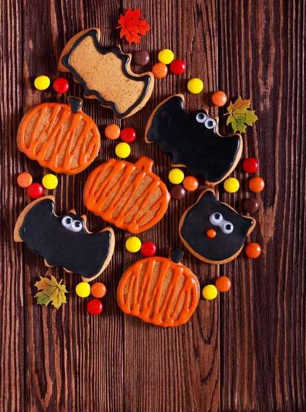 Хеллоуїн печиво на темному дерев'яному фоні — стокове фото