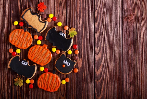 Хеллоуїн печиво на темному дерев'яному фоні — стокове фото