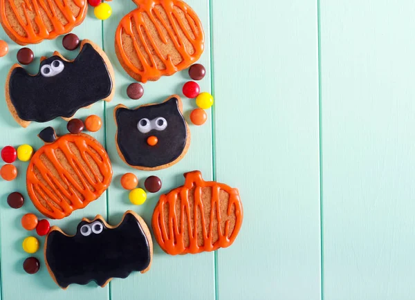 Хеллоуїн печиво на світлому дерев'яному фоні — стокове фото