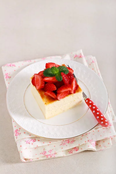 Slice of no crust cheesecake with strawberry — Stock Photo, Image