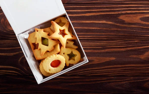 Вітражне різдвяне печиво в подарунковій коробці — стокове фото