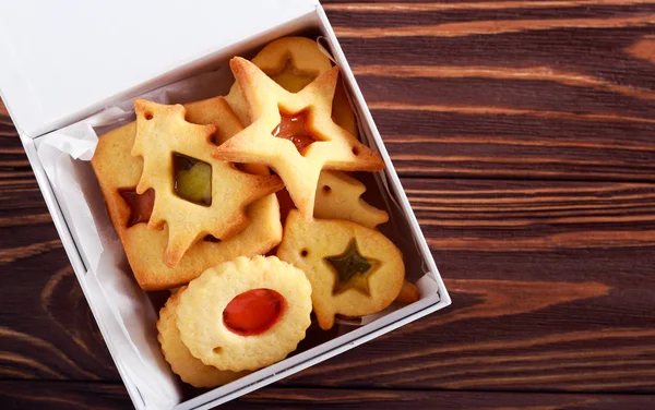 Galletas de Navidad vidrieras en una caja de regalo — Foto de Stock