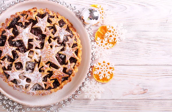 Mincemeat pie over white wooden background — Stock Photo, Image