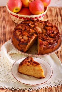 Baharatlı elmalı pasta, dilimlenmiş ve servis edilmiş.