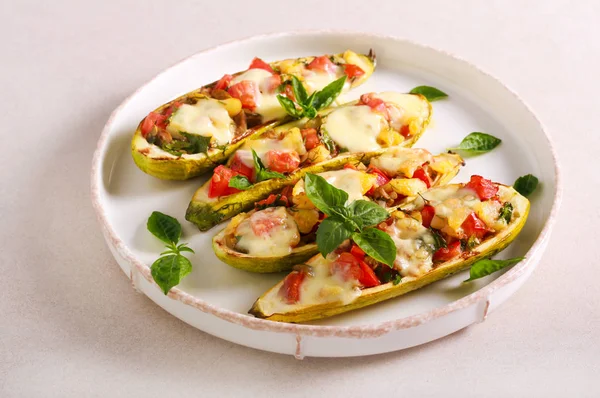 Stuffed courgettes dengan keju mozzarella — Stok Foto