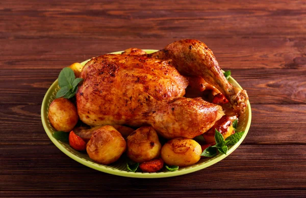 Roast whole chicken with vegetables — Stock Photo, Image