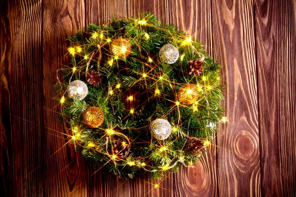 Corona de Navidad con luces y decoración —  Fotos de Stock