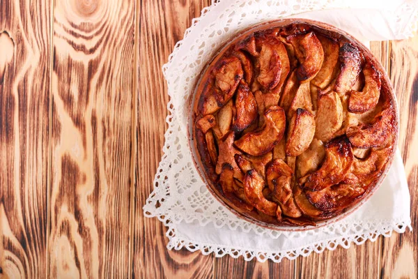 Baharatlı elmalı pasta tabakta — Stok fotoğraf
