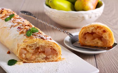 Armut ve cevizli turta, dilimlenmiş. 