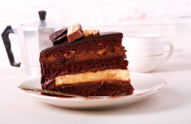 Zengin çikolata ve karamel dilimi 