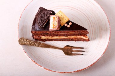 Zengin çikolata ve karamel dilimi 