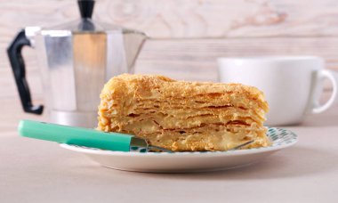 Bir dilim Napolyon keki, kremalı puf böreği.