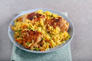 Tavuklu pilav ve bezelye. 