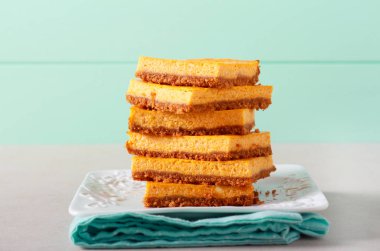 Balkabağı peynirli kek çubukları yığın 