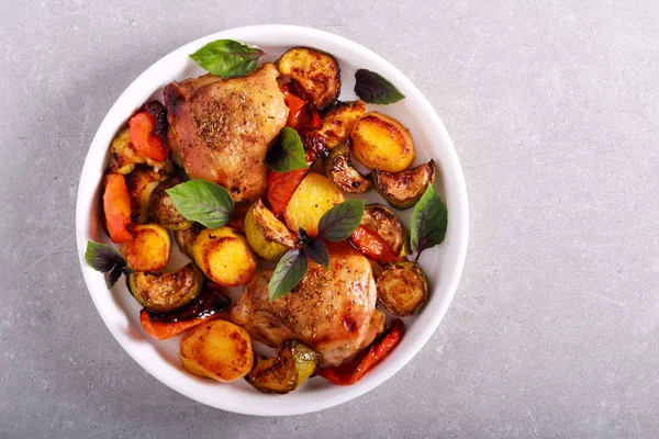 Roasted chicken thighs with vegetables — Stock Photo, Image
