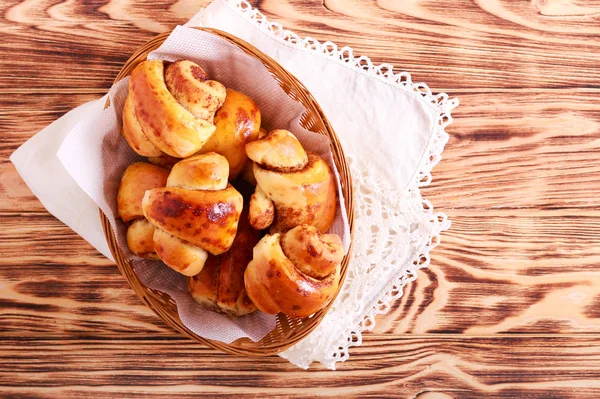 Spicy sweet rolls in a basket — Stock Photo, Image