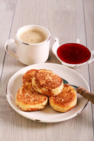 Cottage frittelle servite con marmellata — Foto Stock