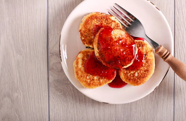 Buñuelos de requesón servidos con mermelada — Foto de Stock