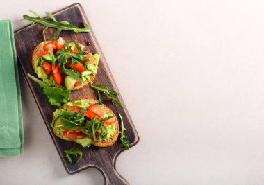 Avokado ve sebze soslu sağlıklı sandviç: domates, salatalık