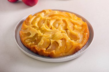 Elmalı ters sünger keki, tabakta servis ediliyor.