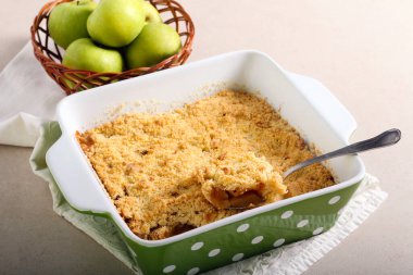 Teneke kutuda elmalı pasta