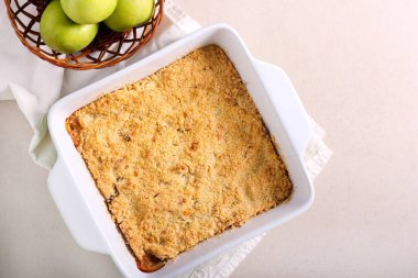 Teneke kutuda elmalı pasta