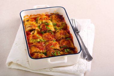 Domates sosunda pişirilmiş peynirli ve bitkisel kabaklı börek.