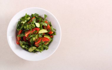 Salatalıklı, domatesli ve otlu taze yaz salatası.