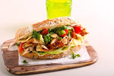 Tavuk, sebzeli sandviç ve kepekli ekmek.