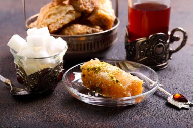 Baklava tatlı tatlısı. Koyu masa üzerinde çay ile servis edilir.