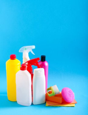 Mavi arka planda temizlik malzemeleri çeşitleri