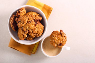 Kahveli gevrek müsli kurabiyeleri.