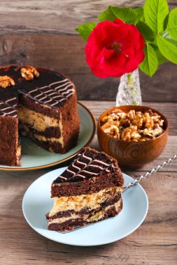 Çikolata ve fındıklı kek, dilimlenmiş ve servis edilmiş.
