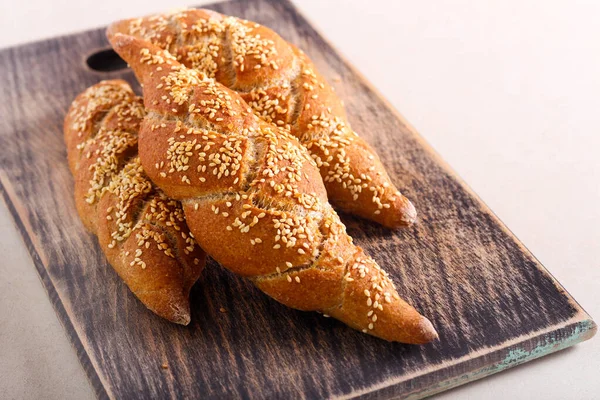 Whole Wheat Sesame Plaits Wooden Board — Stock Photo, Image