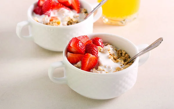 Muesli Met Yoghurt Aardbeien Kommen — Stockfoto