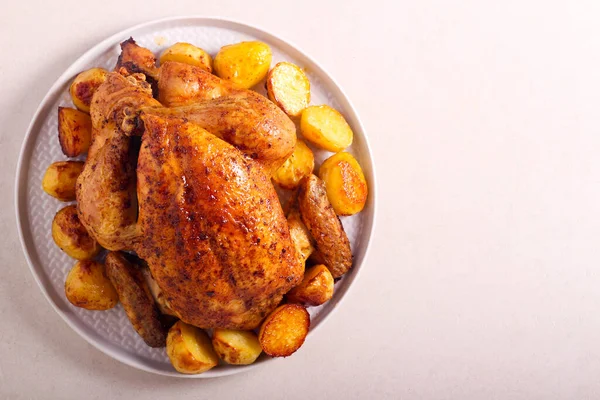 Brathähnchen Mit Kartoffeln Auf Dem Teller — Stockfoto