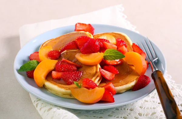 Crêpes Babeurre Avec Garniture Aux Fraises Nectarines Servies Sur Assiette — Photo