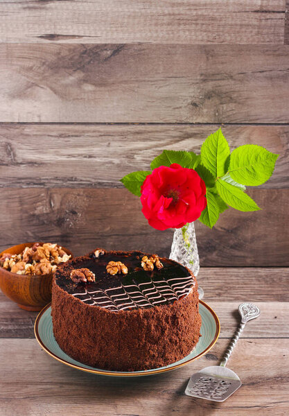 Шоколад и ореховый торт, на деревянном столе
