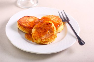 Tabakta reçelli süzme peynirli börek.