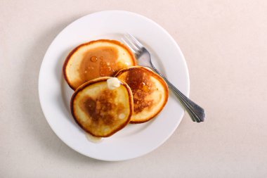 Krep ve tereyağı tabakta servis edilir.