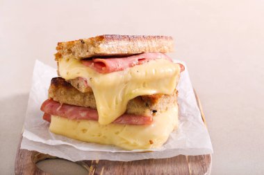 Ahşap tahtada ızgara peynirli sandviç.