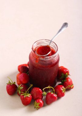 Kavanozda ev yapımı çilek reçeli