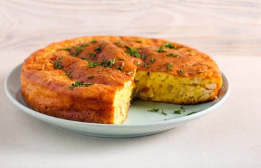 Tavuk ve peynirli turta, masada dilimlenmiş.