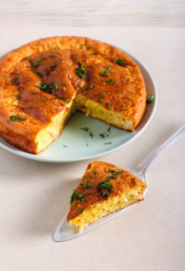 Tavuk ve peynirli turta, masada dilimlenmiş.