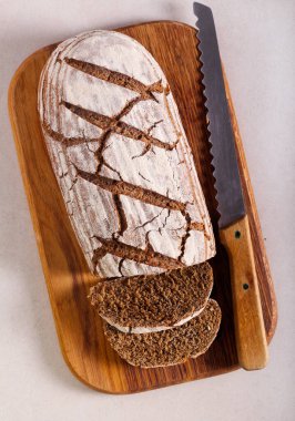 Tahtada dilimlenmiş ev yapımı çavdar ekmeği.